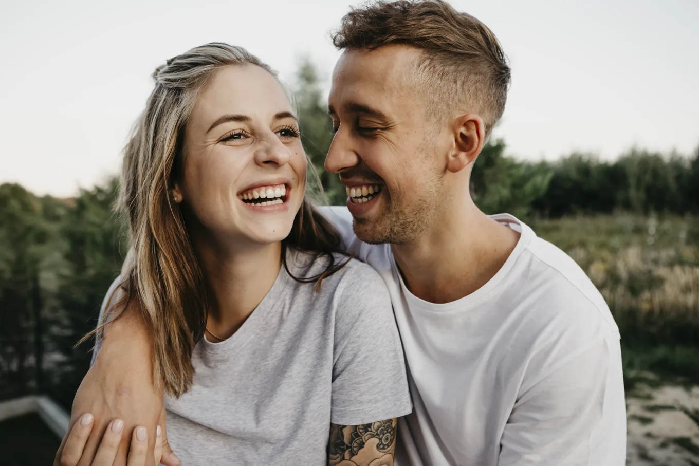 Lachendes Brautpaar bei der Hochzeit