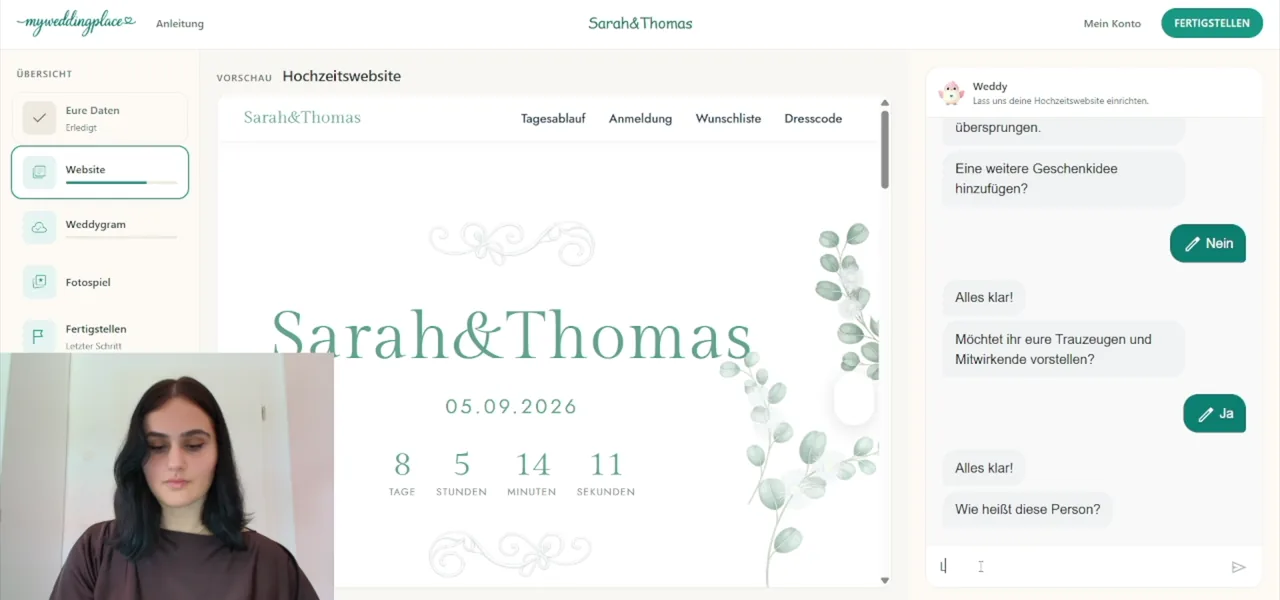 Paula richtet im Konfigurator von myweddingplace eine Hochzeitswebsite ein – in der Vorschau die fertige Seite mit Countdown, rechts der Chat mit Weddy.